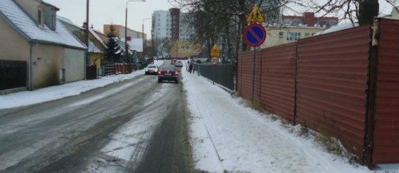 Uwaga na chodnikach! Lód i śnieg zmorą pieszych
