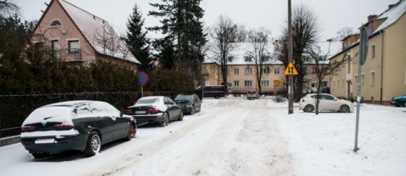 Odśnieżanie miasta. Śniegu niewiele, ale jezdnie i chodniki śliskie 