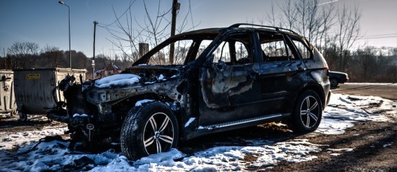 Spalone BMW X5 przy Królewieckiej. Jak długo wrak będzie tu jeszcze stał?