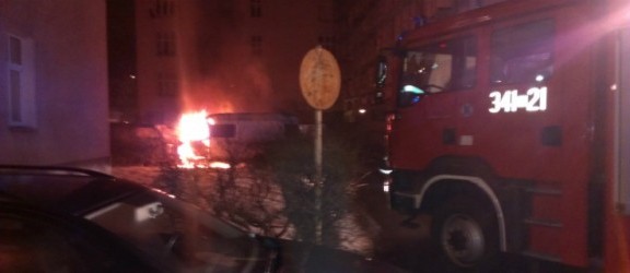 Podpalenie Mercedesa w okolicach ul. 1-go Maja. Zobacz film z akcji strażaków
