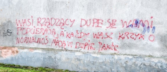Kolejne przesłania pisane na murach. Polityka czy wandalizm?