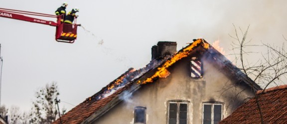 Pożar w Suchaczu. Doszczętnie spalił się budynek mieszkalny. Zobacz zdjęcia z akcji
